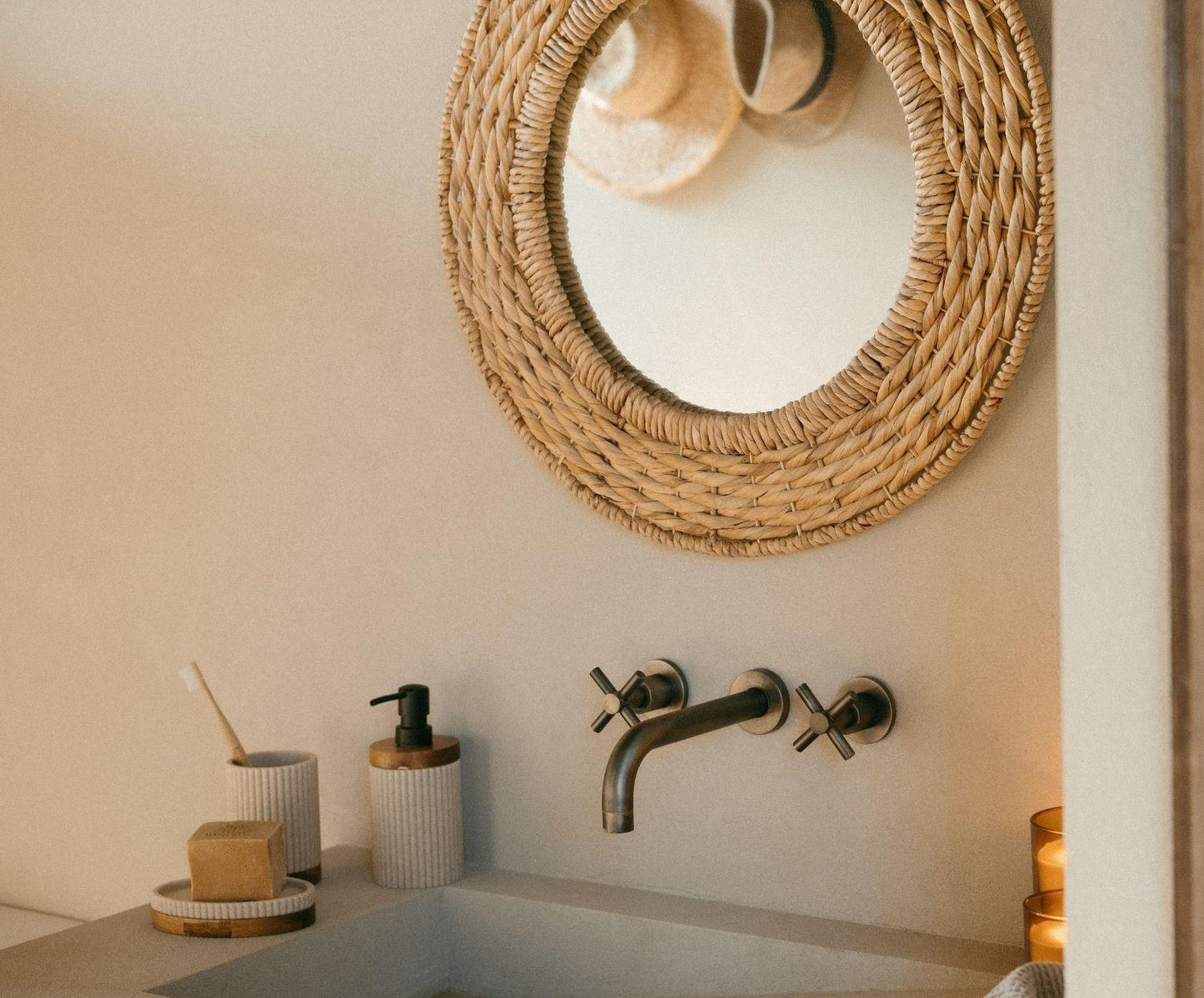Beige toothbrush holder made of polyresin and acacia wood, Ø8×11 cm, Andrea House