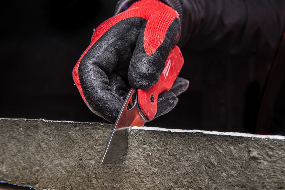 Conjunto especial con herramientas manuales + cargador + bateria + baúl con ruedas Milwaukee