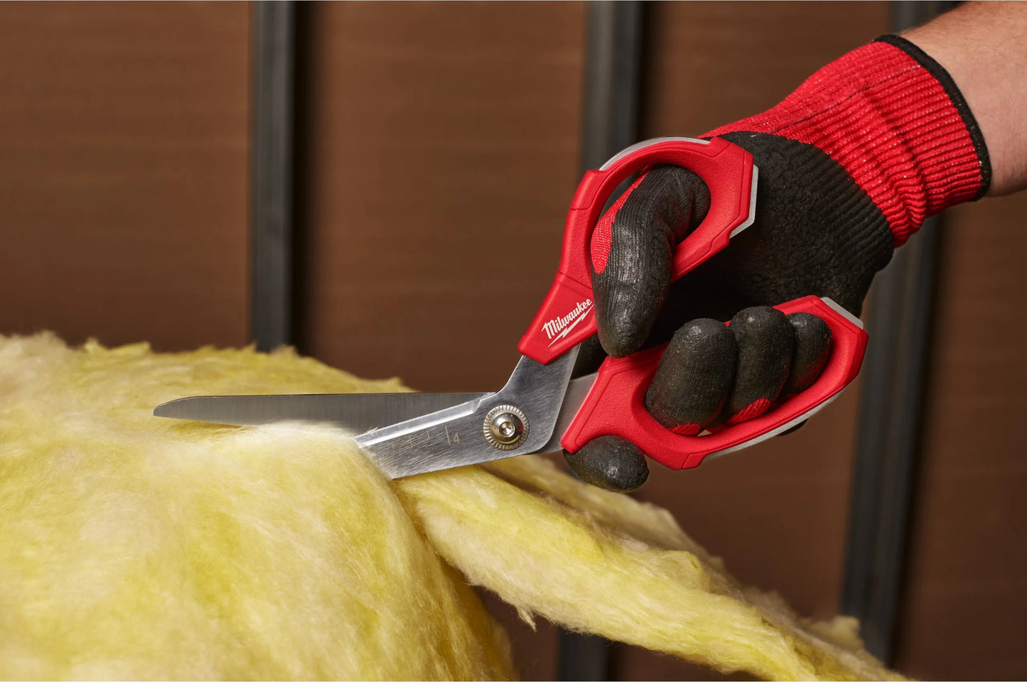 Conjunto especial con herramientas manuales + cargador + bateria + baúl con ruedas Milwaukee