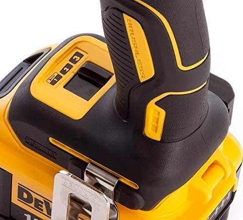 Atornillador de Impacto 18V XR sin escobillas 205Nm con 2 baterías 2Ah y maletín Dewalt DCF887D2