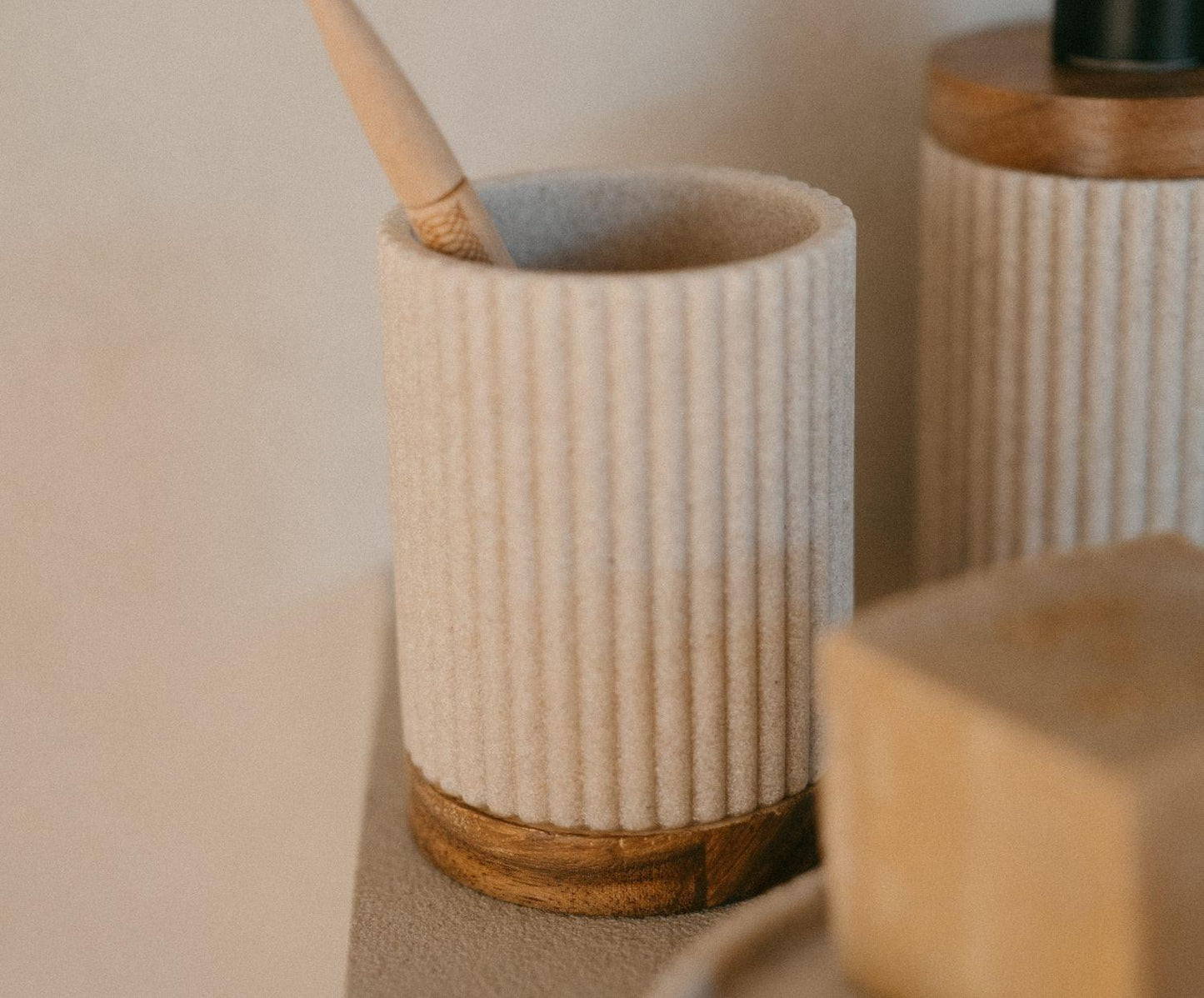 Beige toothbrush holder made of polyresin and acacia wood, Ø8×11 cm, Andrea House