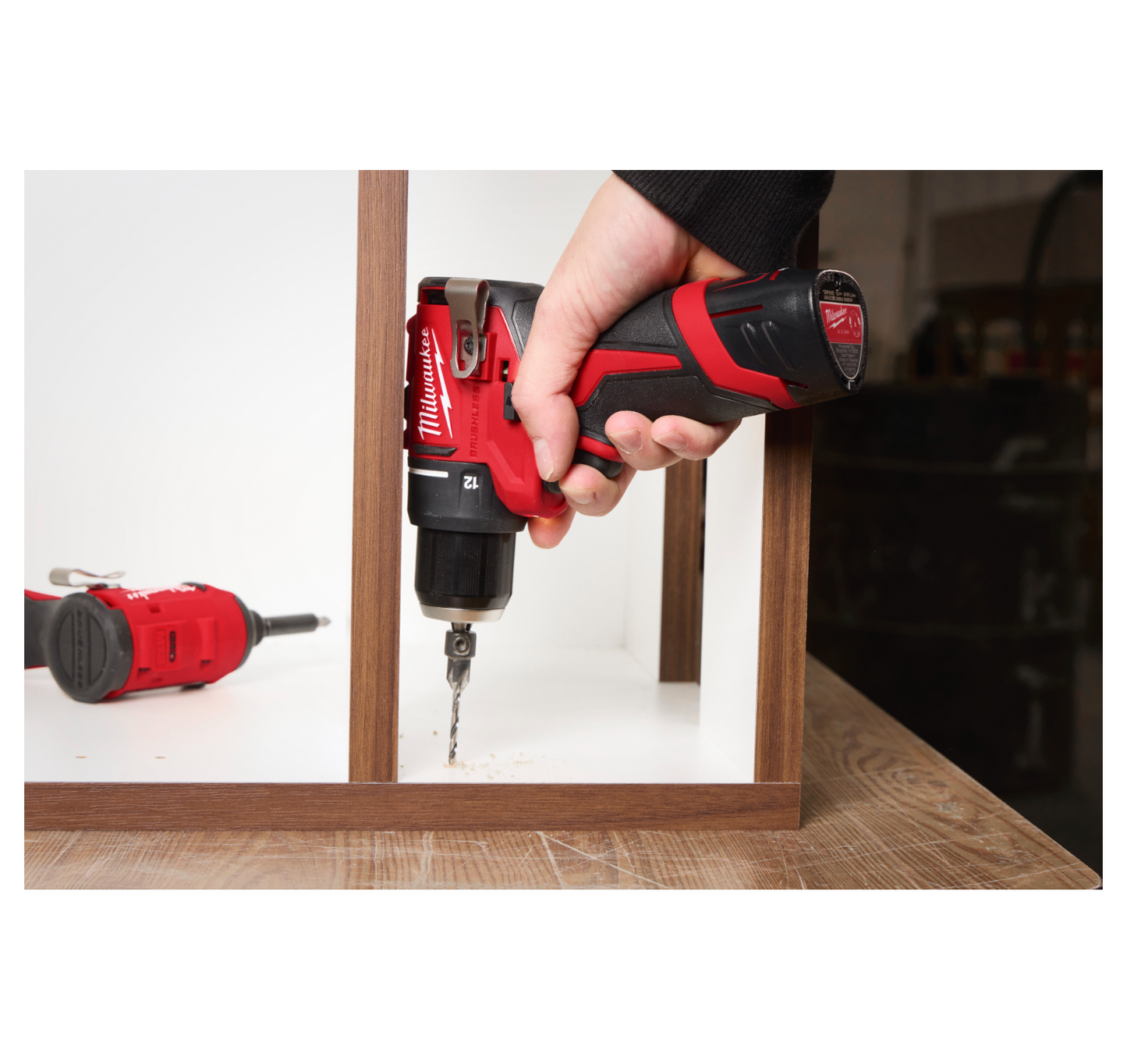 Taladro percutor subcompacto M12 + Batería 2Ah + Cargador + Maletín Milwaukee M12 BLPDRC-202C