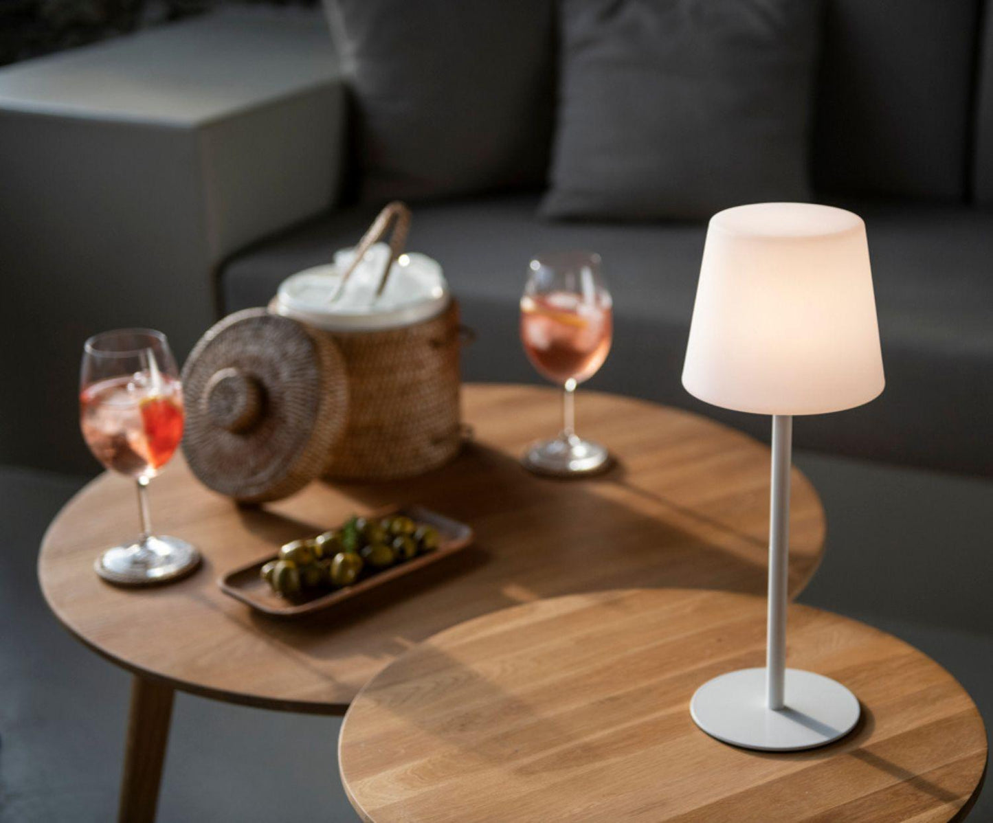 Lámpara de LED inalámbrica de metal blanca Andrea House