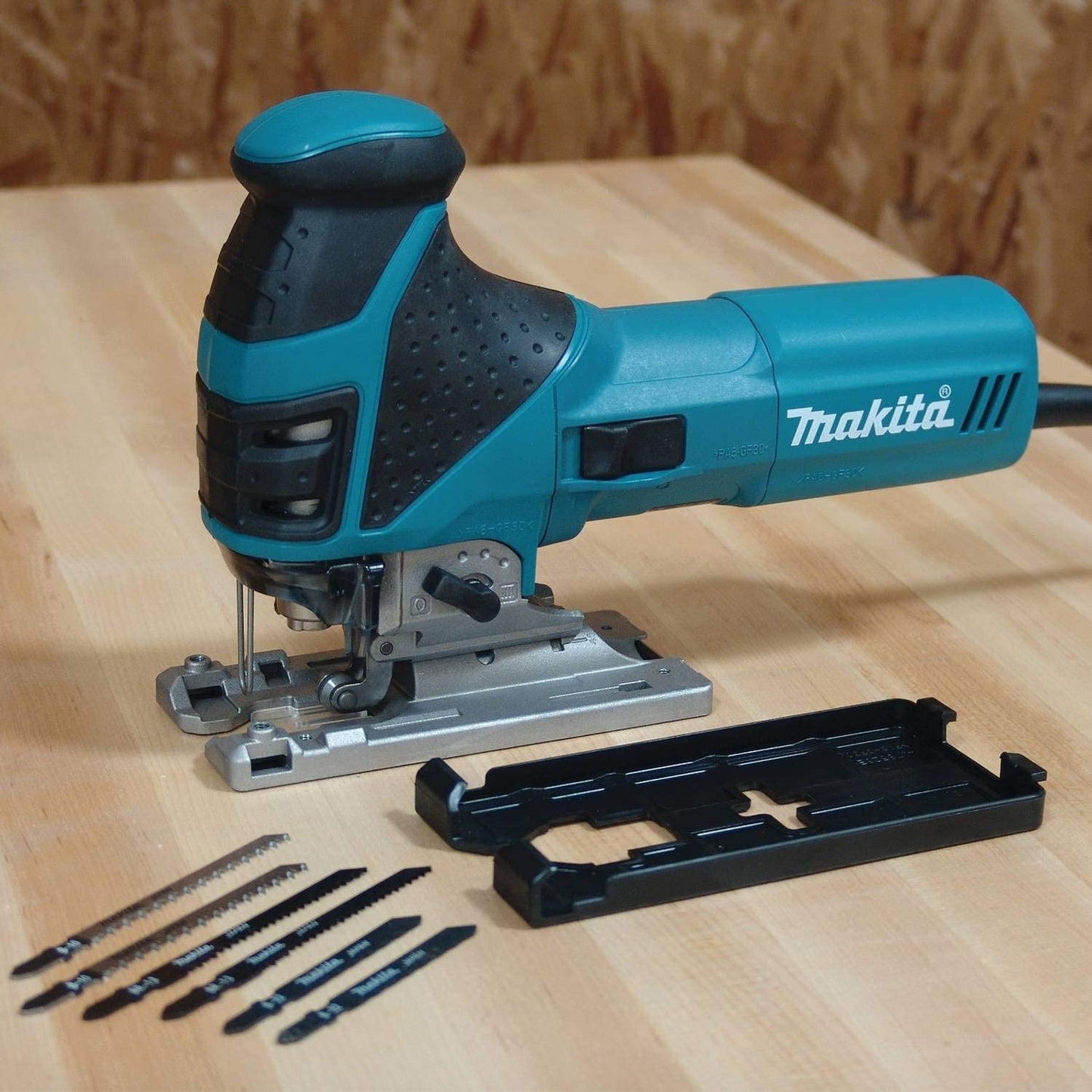 CALADORA MAKITA 4351 FCT - 720 W 135 MM CON SET DE HOJAS Y MALETIN